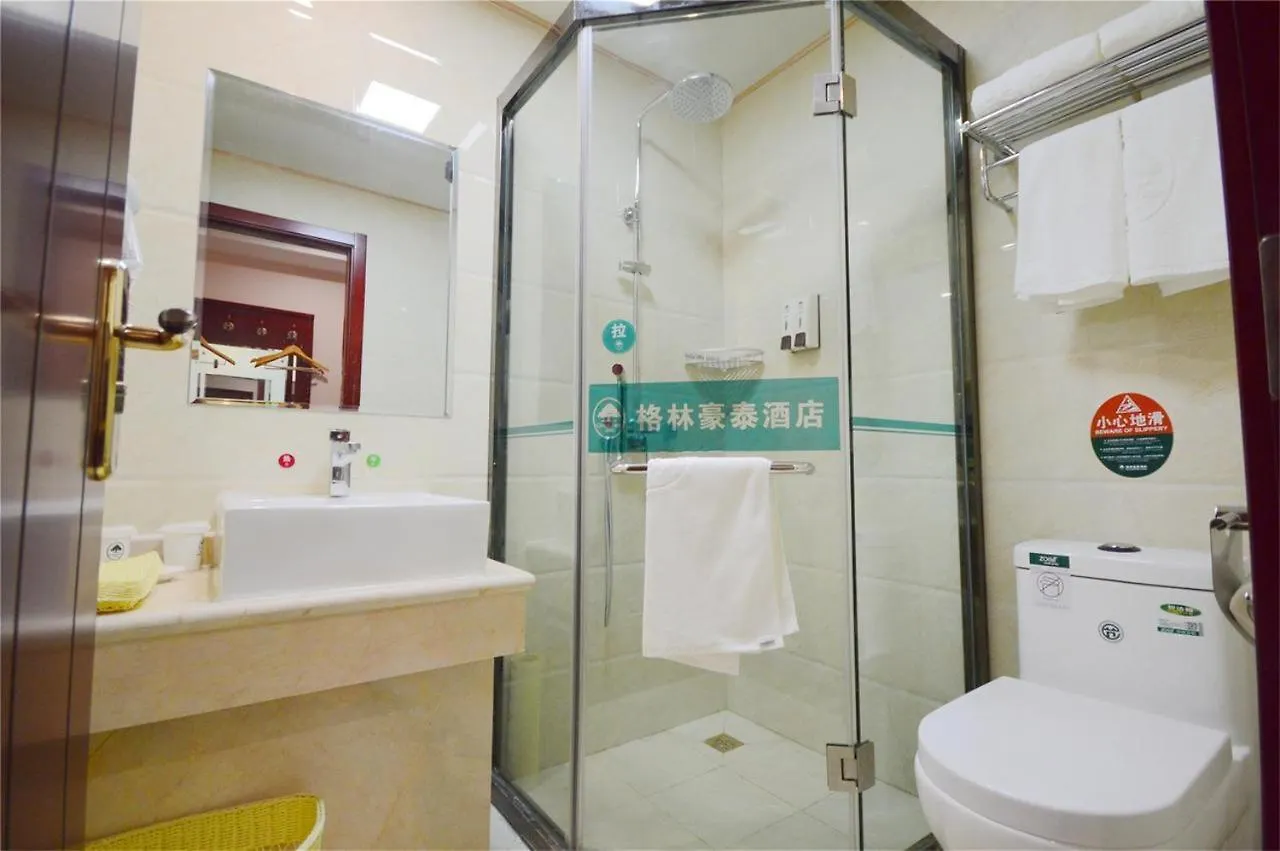 Shell Zhuhai Gongbei Port Urban Rail Terminal Hotel